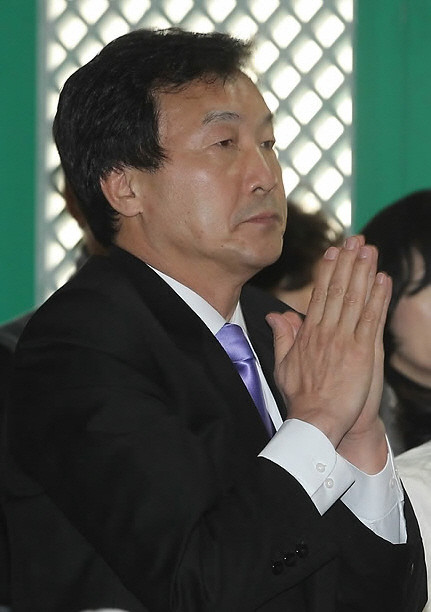 ▲ 민주통합당 전당대회가 열리는 15일 손학규 전 대표가 성북구 정릉동 경국사에서 열린 전 조계종 총무원장 지관 스님의 49재 2재에 참석해 합장을 하고 있다. ⓒ 연합뉴스