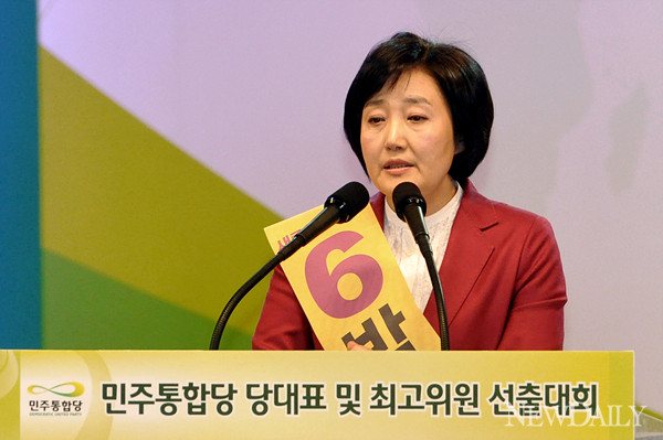 ▲ 15일 오후 경기도 일산 킨텍스에서 진행된 민주통합당 당대표 및 최고위원 선출대회에서 후보가 연설을 하고 있다. ⓒ양호상 기자