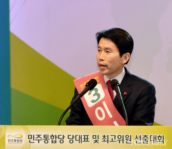 ▲ 15일 오후 경기도 일산 킨텍스에서 진행된 민주통합당 당대표 및 최고위원 선출대회에서 이인영 후보가 연설을 하고 있다. ⓒ양호상 기자