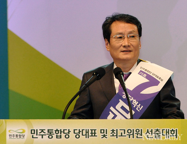 ▲ 15일 오후 경기도 일산 킨텍스에서 진행된 민주통합당 당대표 및 최고위원 선출대회에서 문성근 후보가 연설을 하고 있다. ⓒ양호상 기자