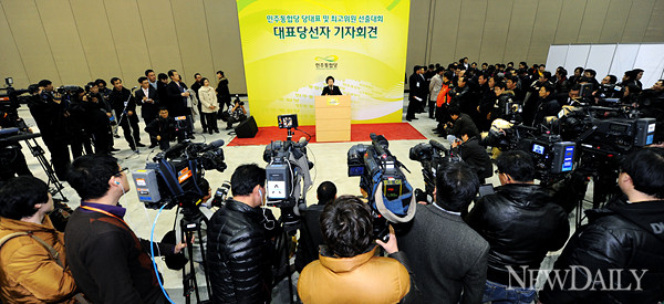 ▲ 민주통합당 당대표 및 최고위원 선출대회 대표당선자 기자회견중인 한명숙 대표ⓒ양호상 기자