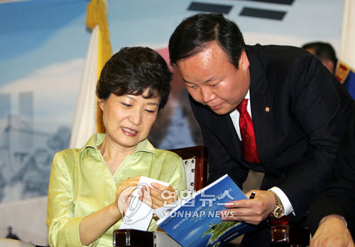 ▲ 지난 2007년 7월25일 경남 창원시 창원실내체육관에서 열린 제9회 전국 고엽제 전우회 만남의 장에 참석한 박근혜 전 한나라당 대표가 김재원 대변인과 필담을 나누고 있다. ⓒ연합뉴스