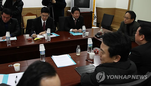 ▲ 당 쇄신책의 일환으로 중앙당과 당 대표직의 폐지를 요구했던 한나라당 쇄신파 의원들이 16일 오전 국회 의원회관에서 김형준 명지대 교수(오른쪽)와 함께 원내정당체제로 갈 경우의 구체적인 방안들을 논의하고 있다. ⓒ연합뉴스