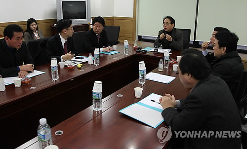 ▲ 당 쇄신책의 일환으로 중앙당과 당 대표직의 폐지를 요구했던 한나라당 쇄신파 의원들이 16일 오전 국회 의원회관에서 김형준 명지대 교수(가운데)와 함께 원내정당체제로 갈 경우의 구체적인 방안들을 논의하고 있다. ⓒ연합뉴스