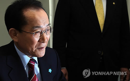 ▲ 자유선진당 이회창 전 대표가 16일 오전 국회 의원회관에서 기자간담회에서 회견문을 낭독하고 있다. ⓒ연합뉴스