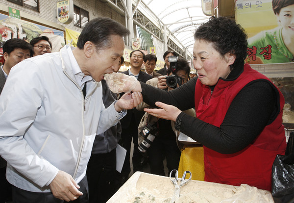 ▲ 이명박 대통령이 광진구 자양동 골목 재래시장을 방문한 모습 ⓒ 자료사진