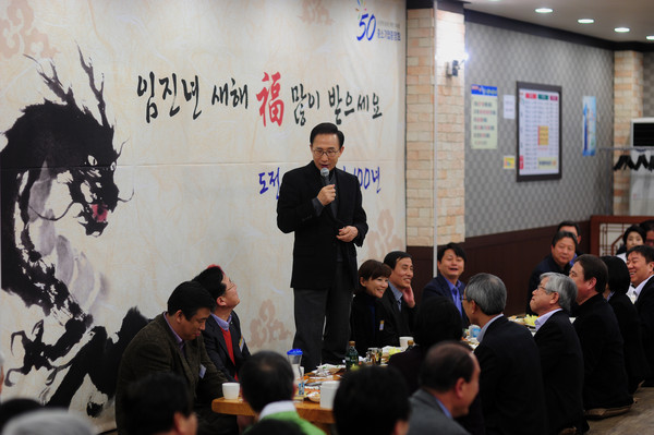 ▲ 이명박 대통령이 신년을 맞아 가진 중소기업인들과의 간담호에서 인사말을 하고 있다. 이날 간담회는 한우 유통구조 개선을 모색하는 차원에서 경기도 고양의 한 한우 직거래 식당에서 열렸다. ⓒ 청와대