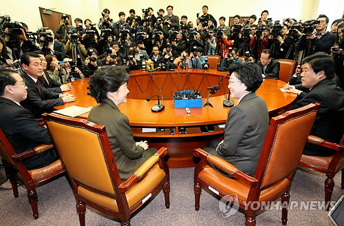 ▲ 한나라당 박근혜 비대위원장과 민주통합당 한명숙 대표가 17일 국회 한나라당 비상대책위원장실에서 회담하고 있다. ⓒ 연합뉴스