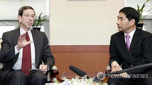 ▲ 로버트 아인혼 미국 국무부 대북ㆍ대이란 제재 조정관이 17일 오전 이란산 원유 수입 제한 문제 등을 논의하기 위해 외교통상부를 방문, 김재신 차관보와 면담하고 있다.