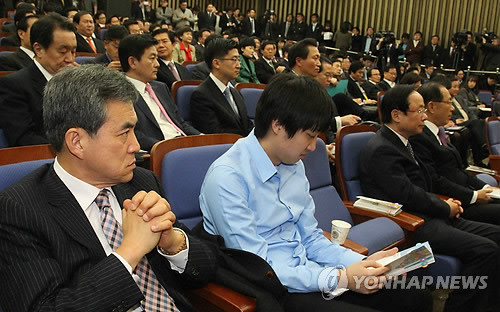 ▲ 한나라당 이상돈, 이준석 비상대책위원이 17일 국회에서 열린 의원총회에 참석해 지도부의 발언을 듣고 있다. 이날 김종인 위원은 의총에 불참했다. ⓒ연합뉴스