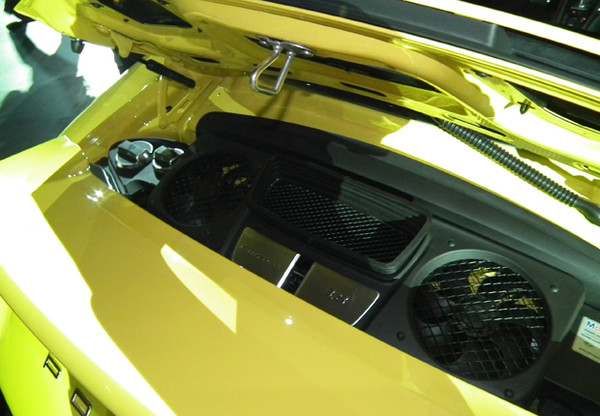 ▲ 포르쉐의 엔진룸. 커버로 덮여 있어 볼 수 없다. 포르쉐는 엔진과 구동축이 모두 뒤에 있는 RR타입이다.