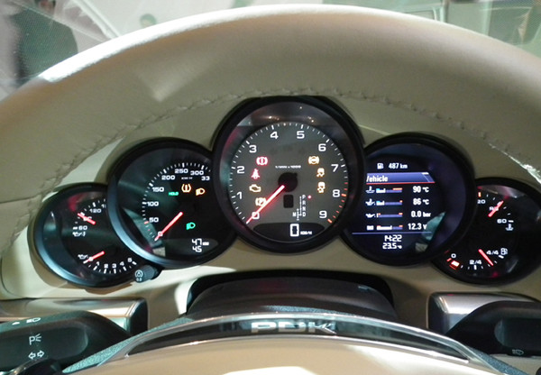 ▲ 포르쉐 911의 계기판. 911의 전통대로 5개 계기판이 선명하게 보인다.