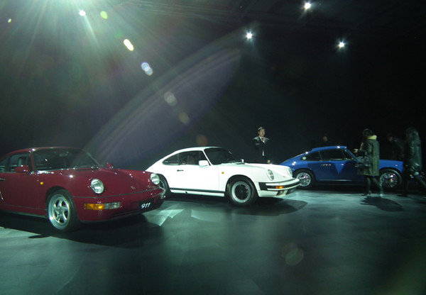 ▲ 신차 발표회에 등장한 911 까레라의 1, 2, 3세대 모델(오른쪽부터).