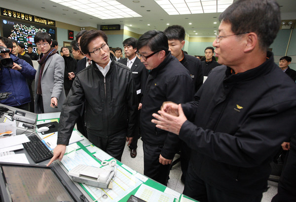 ▲ 김문수 경기도지사가 지난해 12월 수원시 경기도소방재난본부를 방문해 직원들을 격려하고 있다. ⓒ 뉴데일리