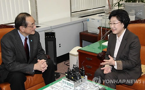 ▲ 민주통합당 한명숙 대표가 17일 오후 국회 당 대표실에서 김효재 청와대 정무수석의 취임 축하예방을 받고 이야기를 나누고 있다. ⓒ 연합뉴스