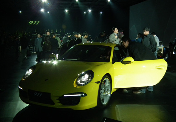 ▲ 신형 7세대 911을 살펴보는 기자들.
