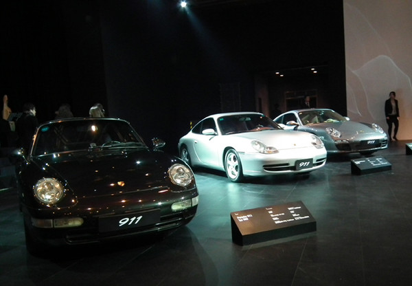 ▲ 신차 발표회에 등장한 911 까레라의 4, 5, 6세대 모델(왼쪽부터).