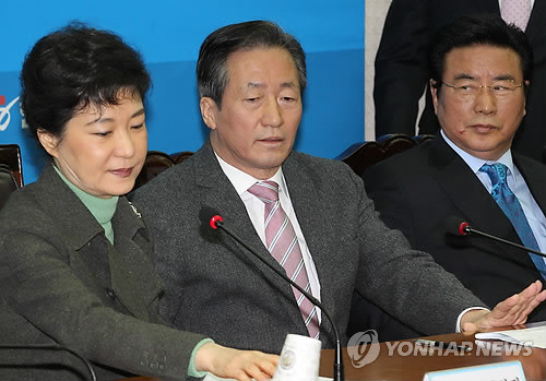 ▲ 18일 오전 여의도 한나라당사에서 열린 비상대책위-중진의원 연석회의에서 박근혜 비대위원장과 정몽준 전 대표, 이윤성 전 국회부의장이 회의 시작을 기다리고 있다. 이날 회의 시작 전 분위기는 냉랭했다. ⓒ연합뉴스