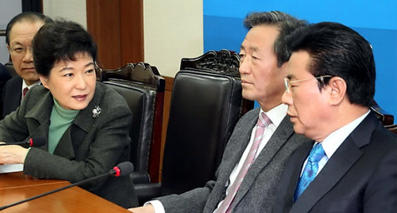 ▲ 한나라당 박근혜 비상대책위원장이 18일 오전 여의도 한나라당사에서 열린 비대위·중진의원 연석회의에서 정몽준 전 대표, 이윤성 전 국회부의장과 대화를 나누고 있다. ⓒ 연합뉴스