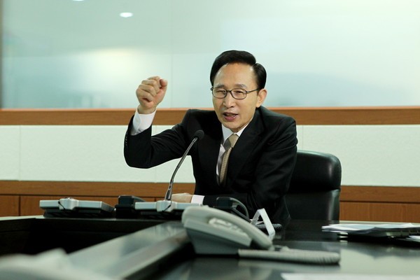 ▲ 지난해 설명절 전방 군부대를 찾은 이명박 대통령이 화상통화를 통해 장병들을 격려하고 있다. ⓒ 자료사진