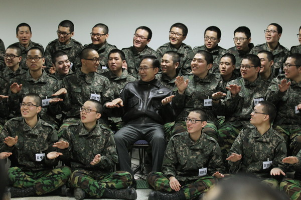 ▲ 이명박 대통령이 18일 경기도 연천 열쇠부대를 방문해 부대원들과 게임을 하며 즐거운 시간을 보내고 있다. ⓒ 청와대