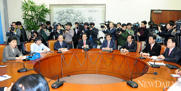 ▲ 19일 국회에서 열린 한나라당 비상대책위원회 전체 회의에서 박근혜 위원장이 모두발언을 하고 있다. ⓒ양호상 기자