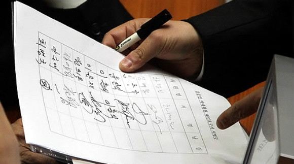 ▲ 한나라당 차명진 의원이 19일 오후 국회 본회의장에서 김종인 비대위원의 해임에 동의하는 의원들의 서명을 받고 있다. ⓒ 연합뉴스