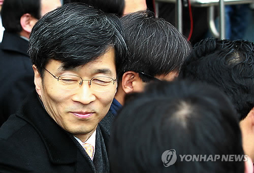 ▲ '곽노현의 미소' 19일 오후 후보매수 혐의로 구속기소된 곽노현 서울시 교육감이 3천만원 벌금형을 선고받고 서울 중앙지방법원에서 석방되고 있다. ⓒ연합뉴스