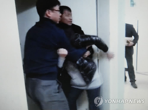 ▲ 20일 오전 곽 교육감 복귀를 반대하며 집무실이 있는 서울교육청 9층에 올라간 시민을 직원들이 제지하고 있다.ⓒ 사진 연합뉴스