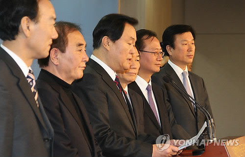 ▲ 20일 국회 정론관에서 전직 국회의원들이 제3신당인 '국민생각'(가칭) 합류 관련 기자회견을 하고 있다. 왼쪽부터 박계동, 배일도, 김경재, 이신범, 윤건영, 이원복. ⓒ연합뉴스