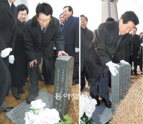 19일 오전 광주 국립5·18 민주묘지를 참배한 민주통합당 문성근 최고위원이 박관현 열사의 묘비에 손을 대면서 오른발로 상석을 밟고 있다.(왼쪽) 지난해 1월엔 안상수 당시 한나라당 대표(오른쪽)가 박 열사 묘소의 상석에 두 발을 올렸다. ⓒ동아일보 인터넷판 캡처