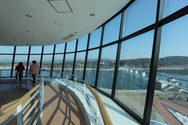 ▲ 설 연휴 기간에 일반에게 개방하는 최첨단 시설을 갖춘 여주 강천보 한강살리기 홍보관(한강문화원)내 전망대에 올라가면  강천보 주변을 다 내려다 볼 수 있다.  ⓒ 이오봉 기자