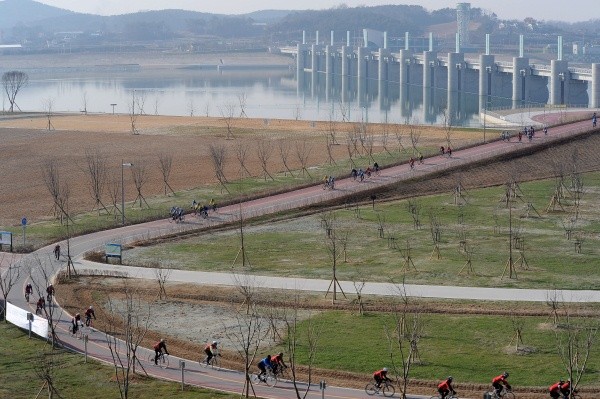 ▲ 강 위를 걷는 듯 한강 3개보  공도교 가운데 제일 긴 여주보 공도교(525m)를 걷거나 자전거를 타고 건널 수 있다.  ⓒ 이오봉 기자