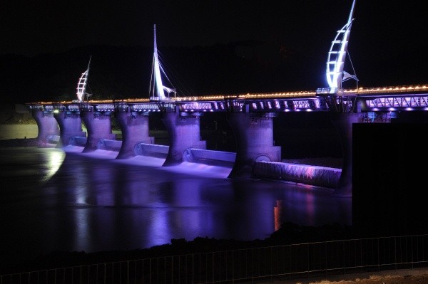 ▲ 잘 디자인 된 경관 조명을 밝힐 설 연휴 기간의 한강 강천보의 야경은 더욱 황홀할 것이다.  ⓒ 이오봉 기자