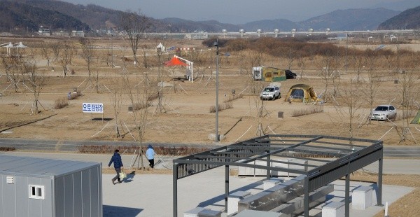 ▲ 한강 이포보 상류 당남지구 오토캠핑장에는 한겨울에도 캠핑 마니아들이 찾아온다. 개방이후 현재까지 1300여명이 다녀갔다. 주말에는 28개 팀이 캠핑장을 꽉 채운다.  ⓒ 이오봉 기자