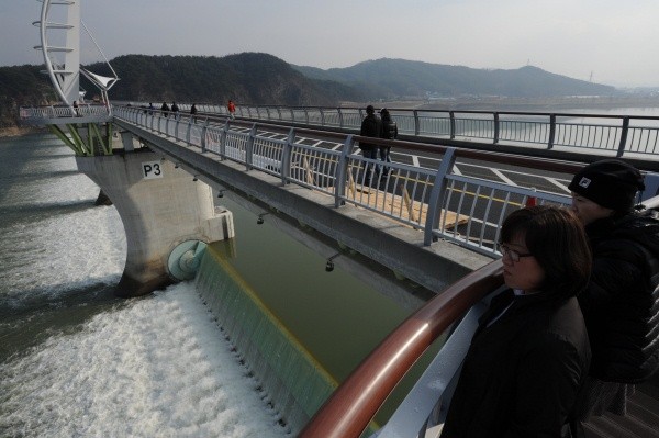 ▲ 4대강 16개 보와 수변생태공원에는 평일에도 여행길에 오고 가다 찾아오는 방문객들이 끊이질 않는다. 추위도 잊은 채 한강 강천보 방문객들이 공도교 위를 걷고 있다.   ⓒ 이오봉 기자