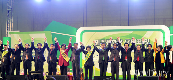 ▲ 15일 오후 경기도 일산 킨텍스에서 진행된 민주통합당 당대표 및 최고위원 선출대회에서 민주통합당 새 지도부로 선출된 한명숙 대표와 최고위원들과 현 지도부들이 대의원들에게 인사 하고 있다. ⓒ양호상 기자