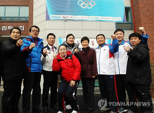 ▲ 한나라당 박근혜 비상대책위원장이 21일 런던올림픽 대표선수단이 훈련중인 태릉선수촌을 방문, 훈련 중인 선수 및 관계자들과 함께 파이팅을 외치고 있다. ⓒ연합뉴스