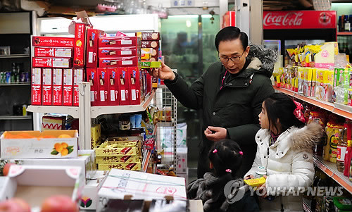 ▲ 이명박대통령이 손녀에게 과자를 골라주고 있는 문제의 사진.ⓒ