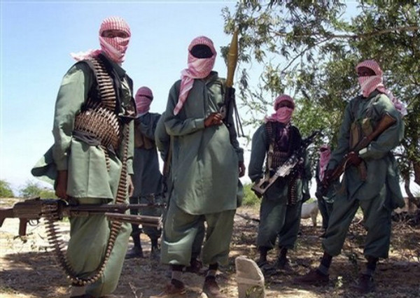 ▲ 군벌의 뒤를 이어 소말리아 절반을 지배하고 있는 알 카에다 연계조직 '알 샤바브(Al Shabab)' 조직원들. 해적의 배후로 의심된다.