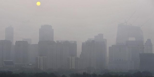 ▲ 대기오염이 심한 날 중국 베이징 시내의 모습. 심할 경우 가시거리가 400m가 안 되기도 한다.[사진: 환경산업기술원]