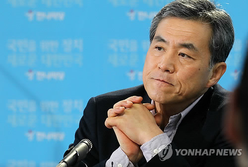 ▲ 한나라당 정치쇄신분과 위원장인 이상돈 위원이 24일 오후 서울 여의도 당사에서 열린 간담회에서 기자들의 질문을 듣고 있다. ⓒ연합뉴스