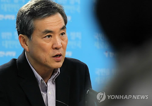 ▲ 한나라당 비상대책위원회 정치쇄신분과 위원장인 이상돈 위원이 24일 오후 여의도 당사에서 정당구조 개편 기본 방향을 밝히고 있다. ⓒ연합뉴스