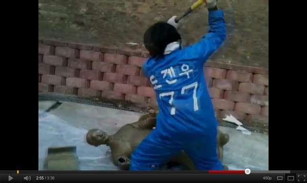 ▲ 이명박 대통령의 동상을 쇠망치로 부수는 동영상이 확산되면서 논란을 빚고 있다. ⓒ 유투브 캡쳐