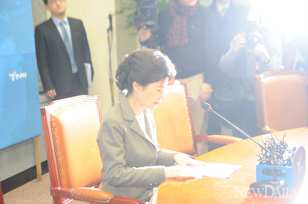 ▲ 한나라당 비상대책위원회 전체회의에 참석한 박근혜 위원장이 플래쉬 세례를 받고 있다. ⓒ양호상 기자