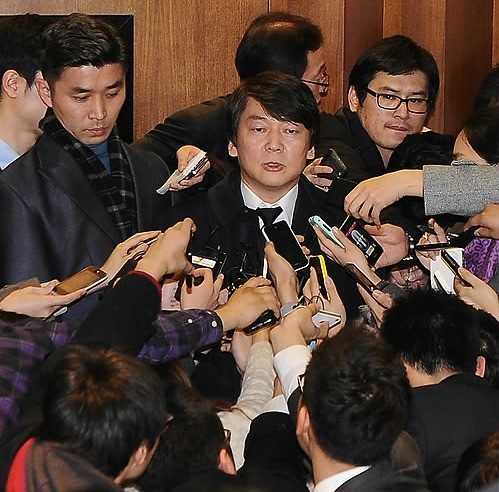 ▲ 안철수 서울대융합과학기술대학원장이 기자들의 질문을 받고 있다. ⓒ연합뉴스