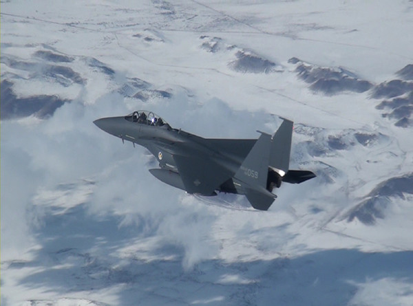 ▲ 美보잉사 조종사로부터 F-15K를 인수받은 한국 조종사가 인사를 건네고 있다.