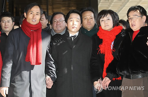 ▲ BBK 주가조작사건 관련 허위사실 유포 혐의로 징역 1년의 실형이 확정된 정봉주 전 민주당 의원이 26일 서울 서초구 서초동 서울중앙지검에 출석하며 침통한 표정을 하고 있다. ⓒ 연합뉴스