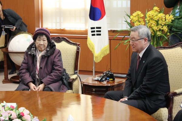 ▲ 위안부 피해자 할머니들이 25일 서울 외교통상부 청사에서 김성환(오른쪽) 외교통상부 장관과 면담하고 있다. (외교통상부)