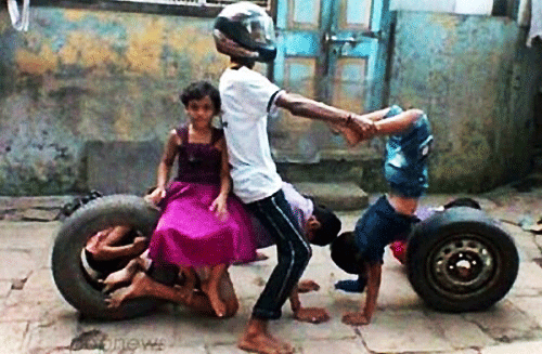 ▲ ‘오빠의 인간 오토바이’ 사진이 화제가 되고 있다. ⓒ 온라인 커뮤니티